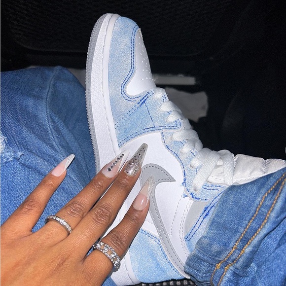 Air Jordan 1 Retro High OG GS ‘Hyper Royal’ - Picture 2 of 9